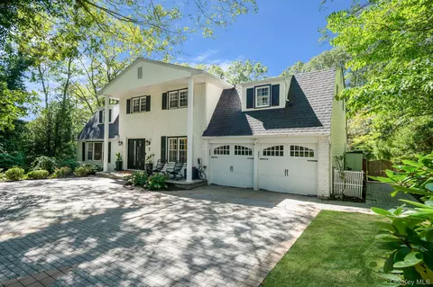 8 Leroy Ct, Commack, NY 11725