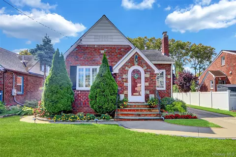 36 School St, Malverne, NY 11565