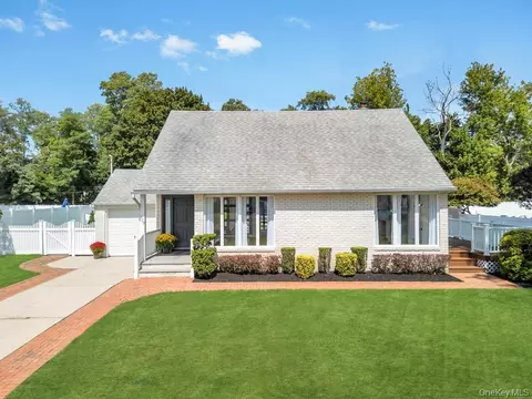 409 Capri Rd, West Islip, NY 11795