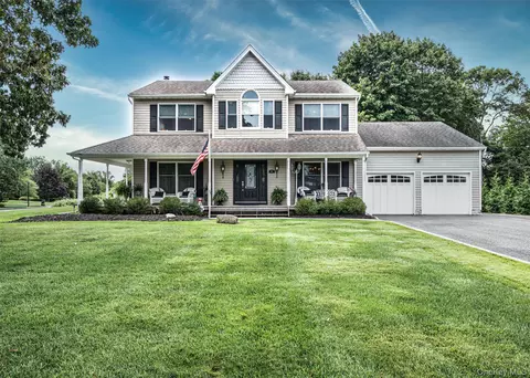 2 Moor Ln, Brookhaven, NY 11772