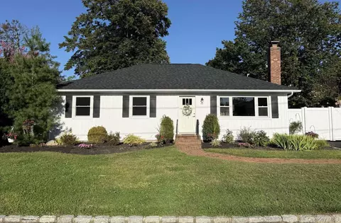 11 E Bay Dr, West Islip, NY 11795