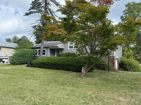 6 Albermarle Ave, Huntington Station, NY 11746