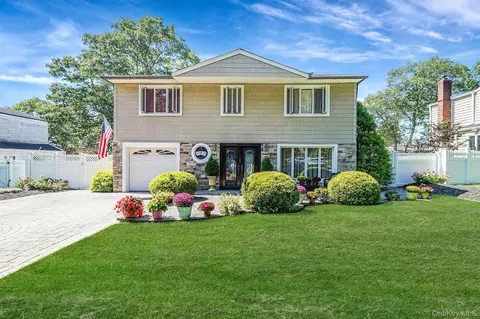 20 Villa Ln, Smithtown, NY 11787