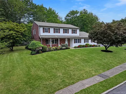 28 Cardinal Ct, Clarkstown, NY 10994