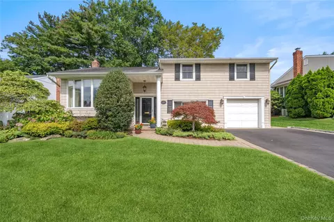 17 Jody Ln, Plainview, NY 11803