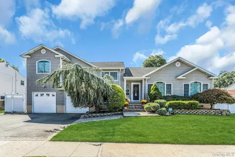 28 Grove St, Massapequa, NY 11758