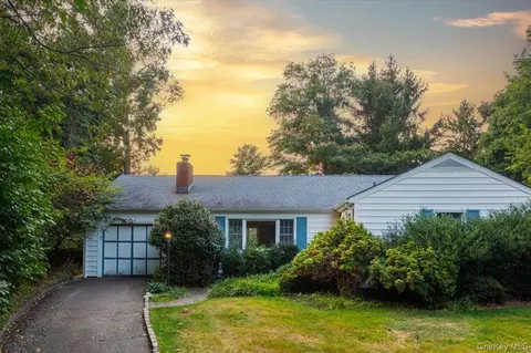 8 Oakway Dr, Stony Brook, NY 11790