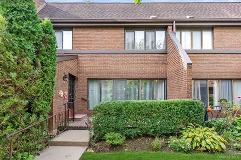 28 Spring Holw, North Hempstead, NY 11576