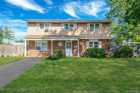 23 Caroline Ct, North Babylon, NY 11703
