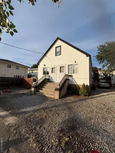 3 4th St, Bayville, NY 11709