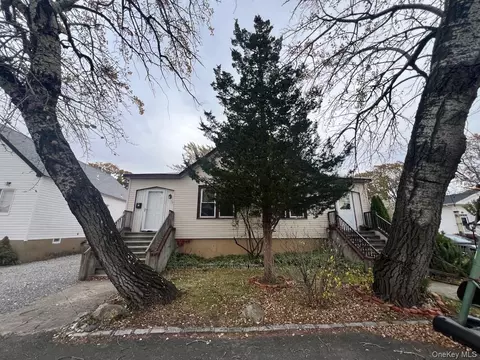 5 4th Stret, Bayville, NY 11709