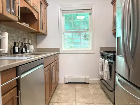 224-65 Kingsbury Ave #B, Oakland Gardens, NY 11364