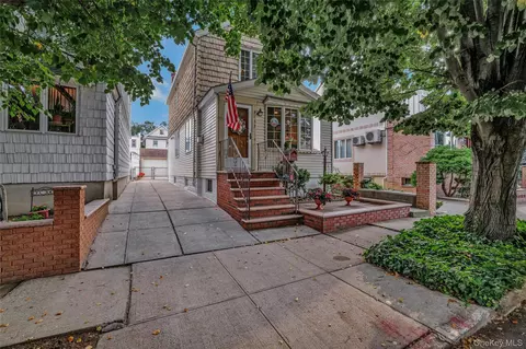 71-52 58th Rd, New York, NY 11378
