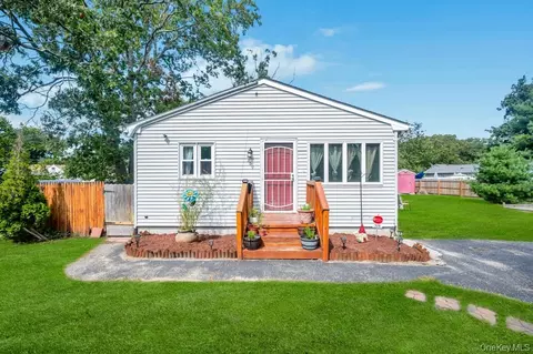 309 Dogwood Rd W, Mastic Beach, NY 11951