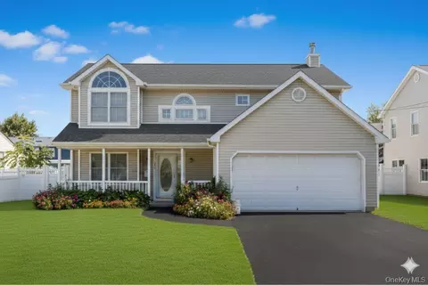 62 Dawes Ave, Amity Harbor, NY 11701