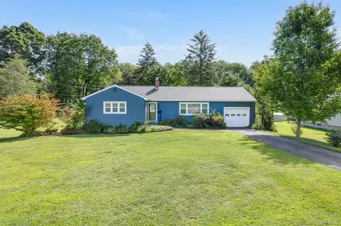 42 Shamrock Cir, Arlington, NY 12603