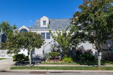 844 S 7th St, Lindenhurst, NY 11757