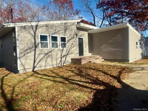 9 Holt St, Lindenhurst, NY 11757