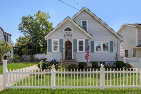 177 Texas St, Lindenhurst, NY 11757