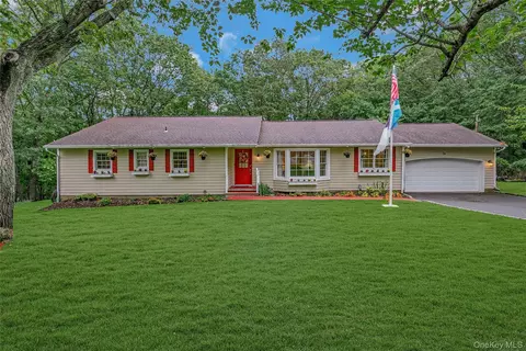 50 Hillcrest Ave, Port Jefferson, NY 11777