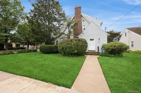 132 Dartmouth St, Rockville Centre, NY 11570