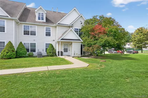 215 Ruth Ct, Middletown, NY 10940