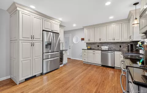 221 6th St, Saint James, NY 11780