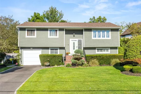 67 Hemlock Ln, Bay Shore, NY 11706