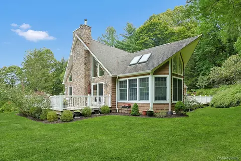 100 Old Farm Rd N, Mount Pleasant, NY 10514