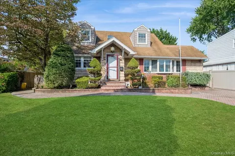 10 Nancy Ln, Hicksville, NY 11801