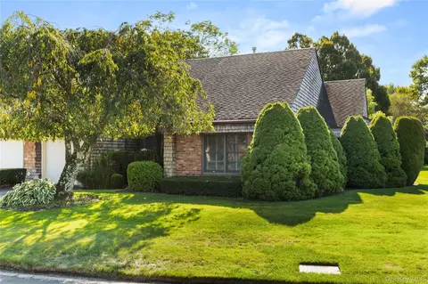 148 Baywoods Ln, Bay Shore, NY 11706