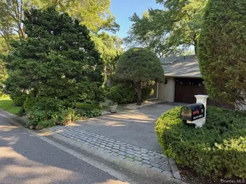 15 Dianas Cir, North Hempstead, NY 11576