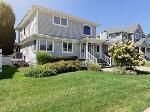 2370 Narraganset Ave, Seaford, NY 11783
