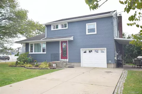 200 Cedar Ln, Babylon, NY 11702