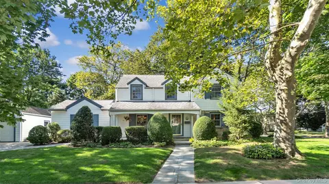 35 Carlton St, Malverne, NY 11565