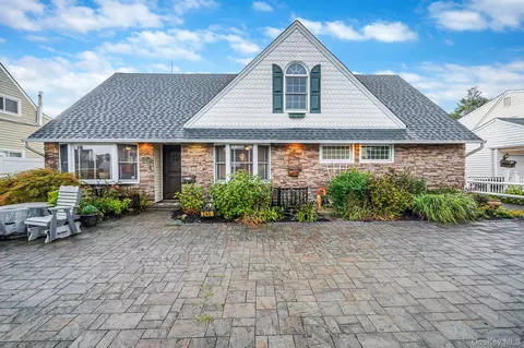 246 Blacksmith Rd, Levittown, NY 11756