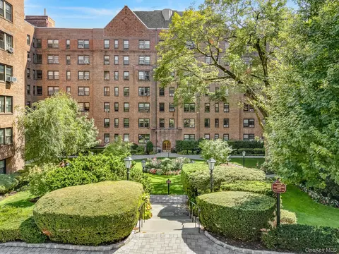 182 Garth Rd #1D, Scarsdale, NY 10583