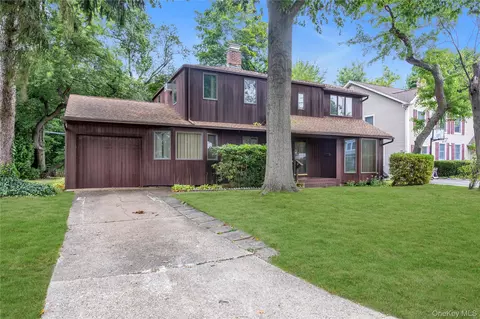 87 Hillturn Ln, North Hempstead, NY 11577