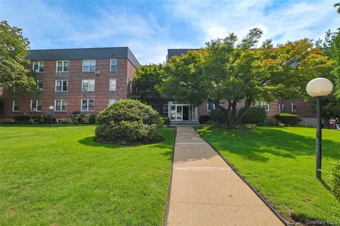 530 Dubois Ave #1B, Valley Stream, NY 11581