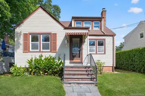 29 Hickory Rd, Bayville, NY 11709