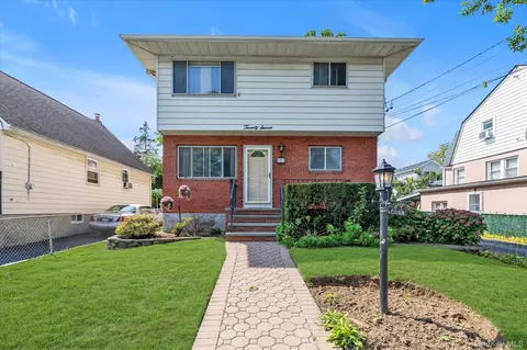 27 Juniper Rd, North Hempstead, NY 11050