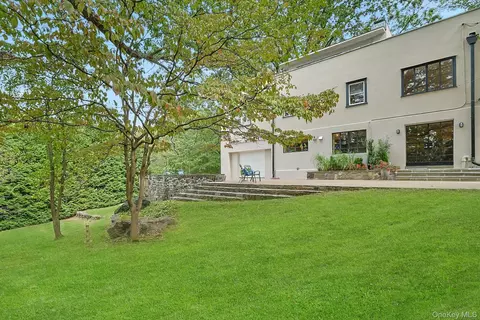 75 Lakeside Dr, New Rochelle, NY 10801