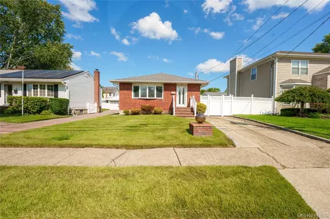 136 10th St, Hicksville, NY 11801
