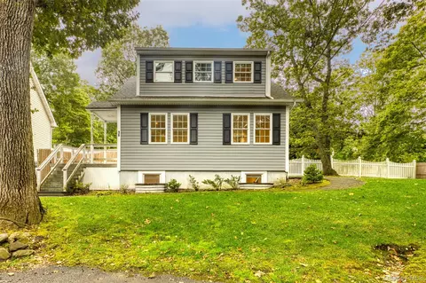 16 Ozone Rd, Rocky Point, NY 11778