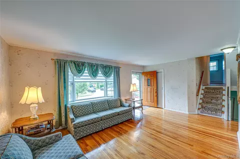 28 Chance St, Hicksville, NY 11801