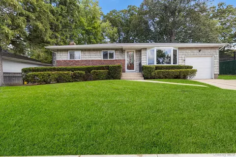 37 Beaumont Dr, Plainview, NY 11803