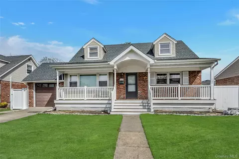 17 Maglie Dr, Hicksville, NY 11801