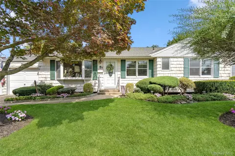 5 Shubert Ln, Bethpage, NY 11714
