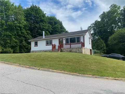 25 Orchard Dr, Wappinger, NY 12590