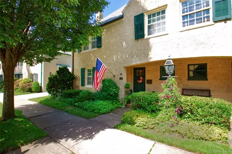 22 Franklin Ct, Garden City, NY 11530